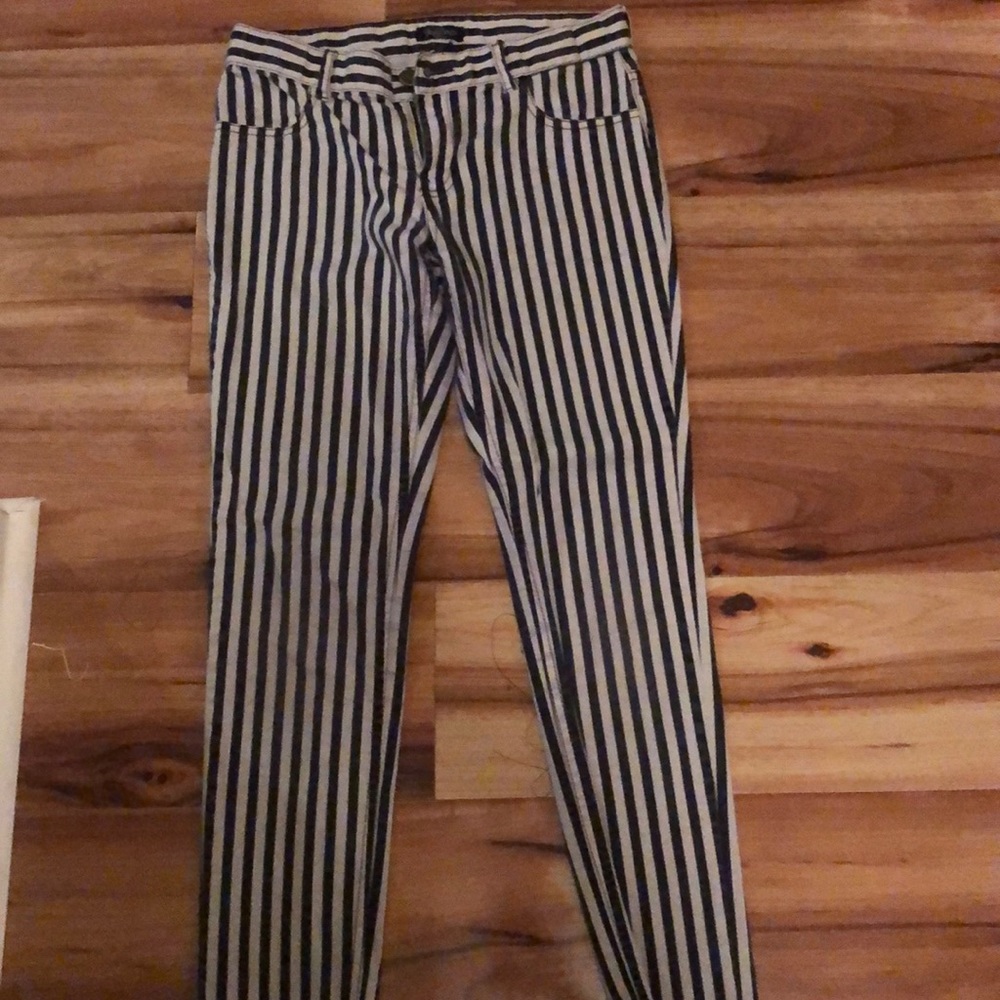 Hi, today I’m selling navy blue and white pants